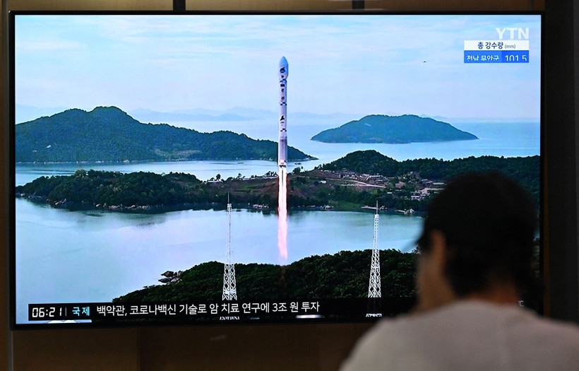 Người dân theo dõi bản tin về vụ phóng vệ tinh của Triều Tiên qua truyền hình ở Seoul, Hàn Quốc ngày 24/8. (Ảnh: AFP/TTXVN)