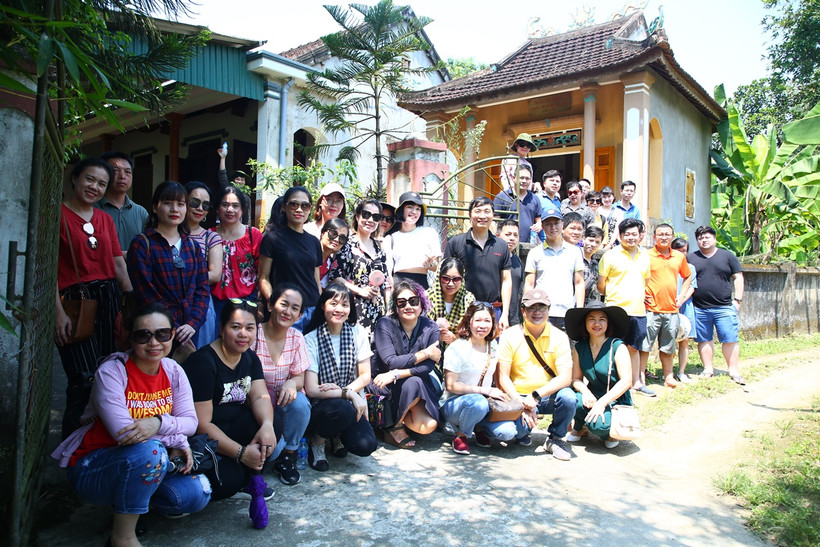 Tập thể ban lãnh đạo và cán bộ, phóng viên, biên tập viên Báo điện tử VietnamPlus chụp ảnh lưu niệm trước Nhà tưởng niệm nhà báo liệt sỹ Trần Kim Xuyến. (Ảnh: Nguyên An/Vietnam+)