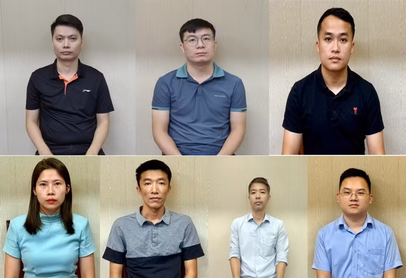(Trên) 3 bị can (từ trái qua phải) gồm Bùi Văn Trung, sinh năm 1982, Trưởng phòng quan trắc và môi trường; Trần Lê Tuấn, sinh năm 1985, Phó Trưởng phòng Hành chính; Nguyễn Ngọc Biển, sinh năm 1986, Trưởng phòng Quản lý hệ thống quan trắc môi trường tự động. (Dưới) 4 bị can bị khởi tố và cấm đi khỏi nơi cư trú. (Ảnh: TTXVN phát)