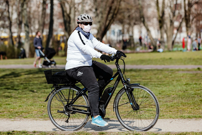 Người dân đeo khẩu trang để phòng tránh lây nhiễm COVID-19 tại Berlin, Đức. (Ảnh: THX/TTXVN)