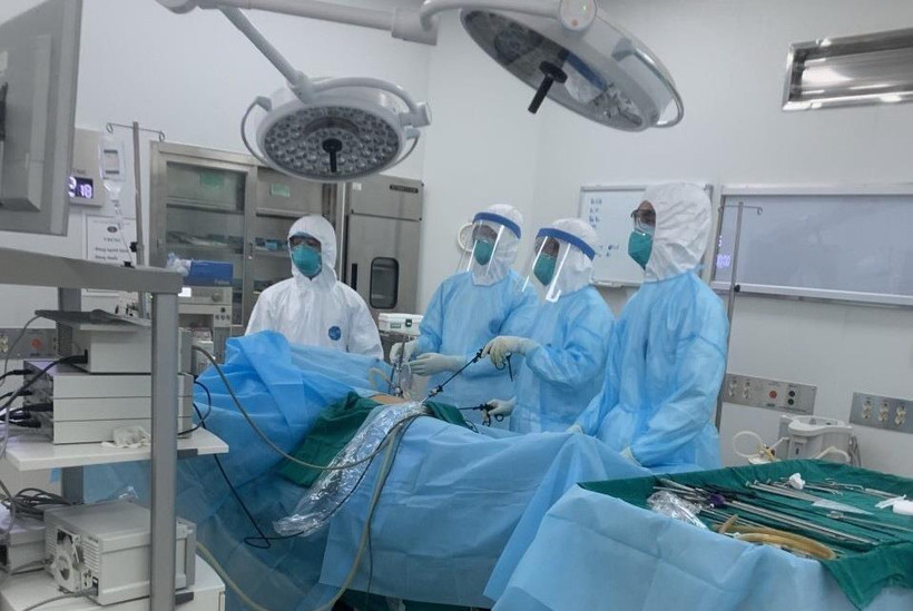 Các bác sỹ nỗ lực điều trị cho các bệnh nhân COVID-19. (Ảnh: TTXVN phát)