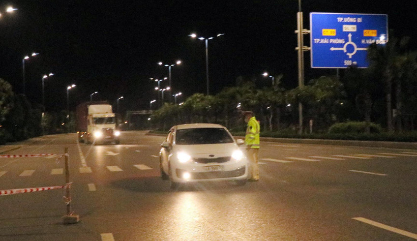 Lực lượng Cảnh sát giao thông kiểm tra phương tiện giao thông. (Ảnh: Văn Đức/TTXVN)