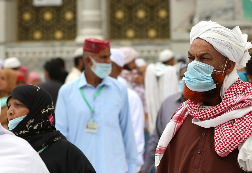 Người dân đeo khẩu trang phòng lây nhiễm COVID-19 tại Mecca, Saudi Arabia. (Ảnh: AFP/TTXVN)