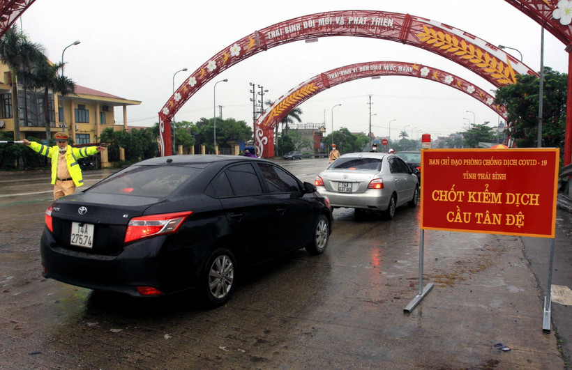 Người di chuyển về tỉnh Thái Bình được yêu cầu đo thân nhiệt và khai báo y tế tại các chốt kiểm dịch. (Ảnh: Thế Duyệt/TTXVN)