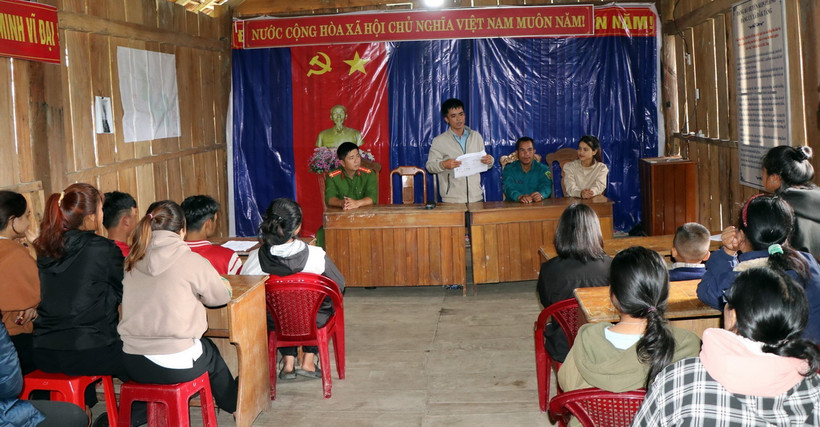 Chính quyền xã Đăk Tăng (huyện Kon Plông) hướng dẫn người dân ứng phó khi động đất xảy ra. (Ảnh: Cao Nguyên/TTXVN)