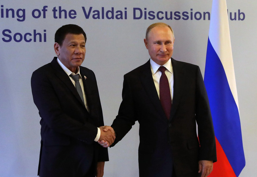 Tổng thống Nga Vladimir Putin (phải) và Tổng thống Philippines Rodrigo Duterte tại cuộc gặp ở Sochi, Nga, ngày 3/10. (Ảnh: AFP/TTXVN)