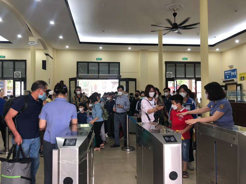 Nhân viên đường sắt kiểm tra soát vé hành khách đi tàu tại Ga Hà Nội. (Ảnh: CTV/Vietnam+)