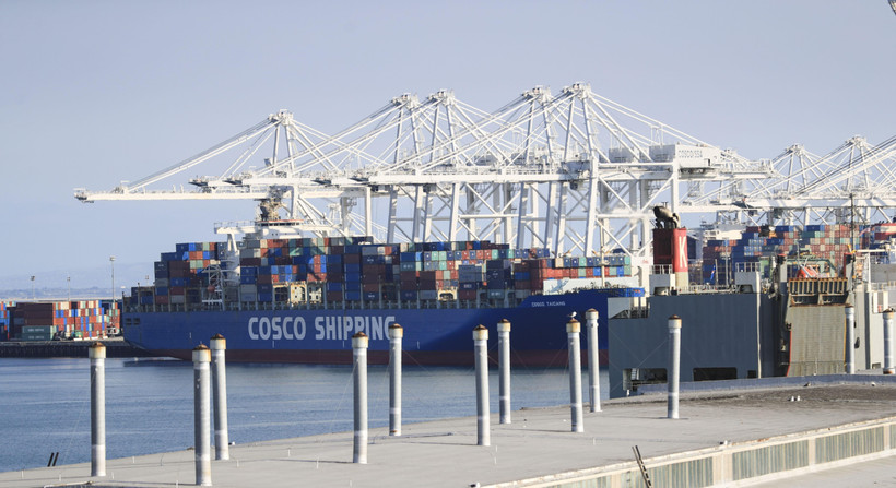 Tàu chở hàng hóa cập cảng Long Beach ở Los Angeles, California, Mỹ ngày 22/1/2020. (Ảnh: THX/TTXVN)