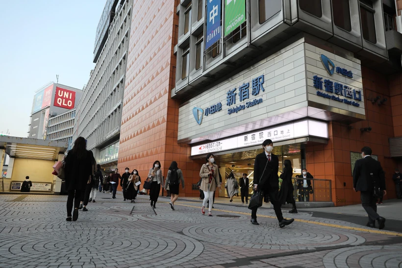 Người dân di chuyển trên đường phố tại Tokyo, Nhật Bản ngày 7/4/2020. (Ảnh: THX/TTXVN)