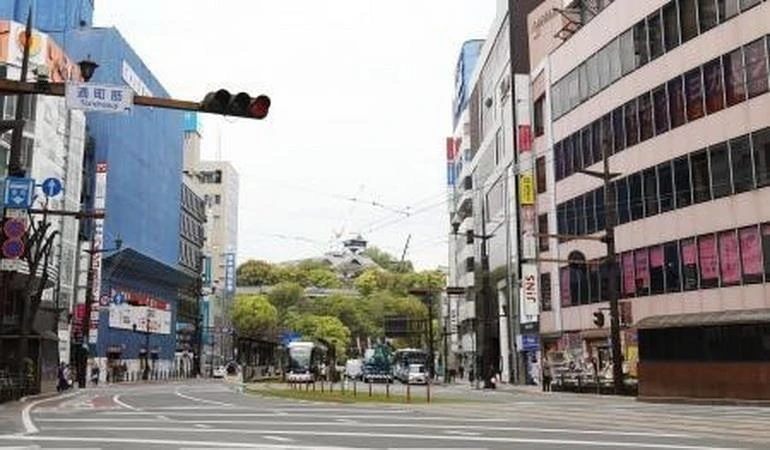 Cảnh vắng vẻ do dịch COVID-19 trên một đường phố ở Kumamoto, tây nam Nhật Bản ngày 17/4/2020. (Ảnh: Kyodo/TTXVN)
