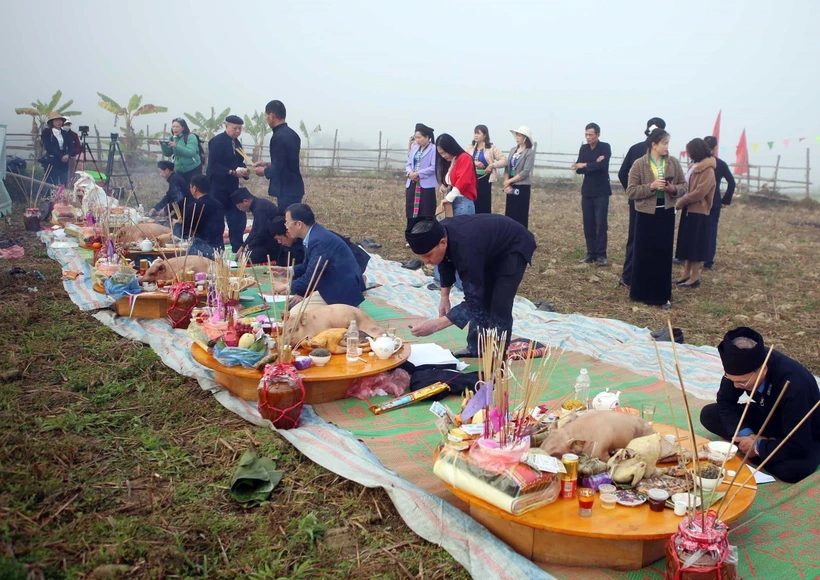 Nghi lễ cúng tại cánh đồng trong Lễ hội Lùng Tùng của dân tộc Thái ở Than Uyên, tỉnh Lai Châu. (Ảnh: Quý Trung/ TTXVN)