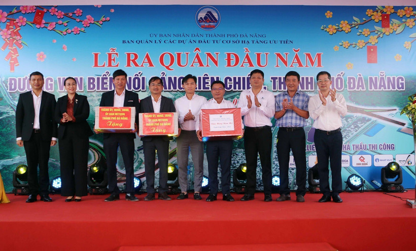 Bí thư Thành uỷ Đà Nẵng Nguyễn Văn Quảng và lãnh đạo thành phố tặng quà các đơn vị thi công công trình đường ven biển nối cảng Liên Chiểu. (Ảnh: Trần Lê Lâm/TTXVN)