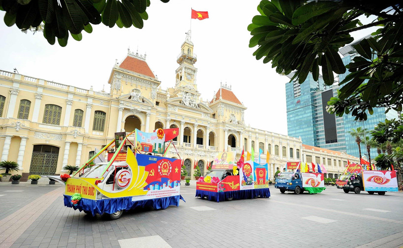 Đoàn diễu hành xe hoa xuất phát từ khu vực trước trụ sở Ủy ban nhân dân Thành phố. (Ảnh: Xuân Khu/TTXVN)