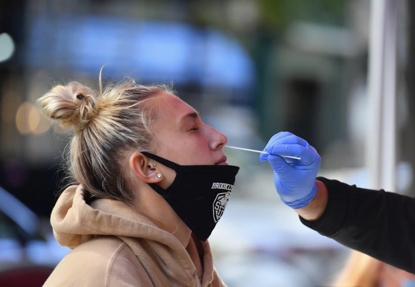 Nhân viên y tế lấy mẫu xét nghiệm COVID-19 cho người dân tại New York, Mỹ. (Ảnh: AFP/TTXVN)