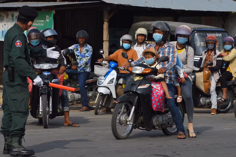 Người dân đeo khẩu trang phòng lây nhiễm COVID-19 tại Phnom Penh, Campuchia, ngày 10/4/2020. (Ảnh: AFP/TTXVN)