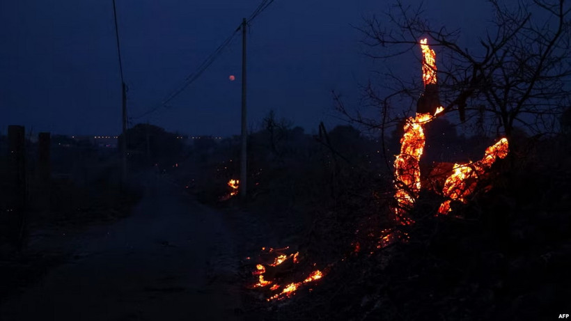 Thảm thực vật đang cháy bên cạnh một con đường gần Frontignan khi đám cháy lan rộng 300ha ở tỉnh Herault, miền nam nước Pháp, ngày 18/8. (Nguồn: AFP)