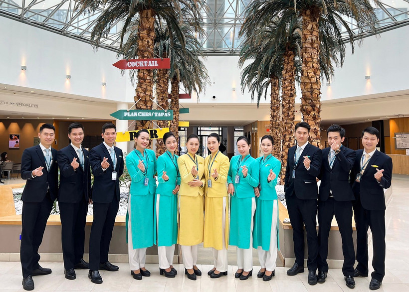 Những phi công, tiếp viên Vietnam Airlines dù căng mình phục vụ khách đi lại dịp Tết nhưng cũng cảm thấy vui vẻ trên những chuyến bay đoàn viên. (Ảnh: PV/Vietnam+)