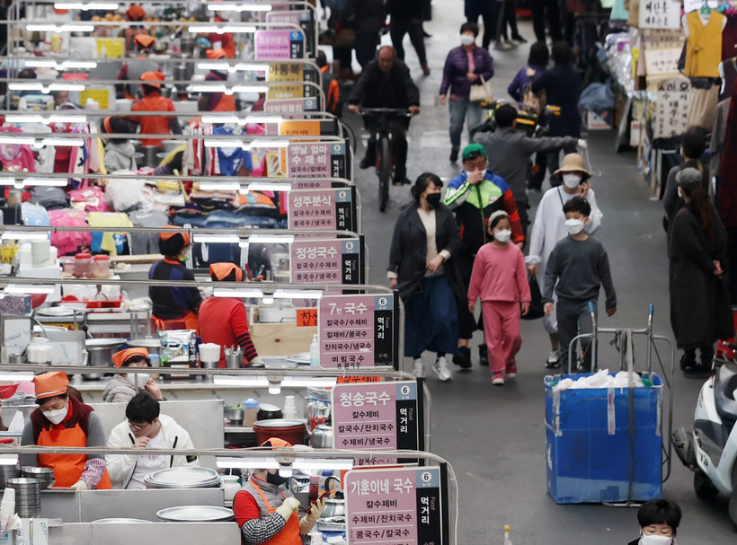 Người dân mua hàng hóa tại một khu chợ ở Daegu, Hàn Quốc. (Ảnh: THX/TTXVN)