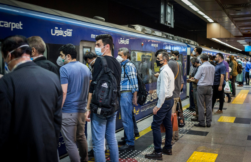 Người dân đeo khẩu trang phòng lây nhiễm COVID-19 tại ga tàu điện ngầm ở Tehran, Iran, ngày 30/5/2020. (Ảnh: THX/TTXVN)