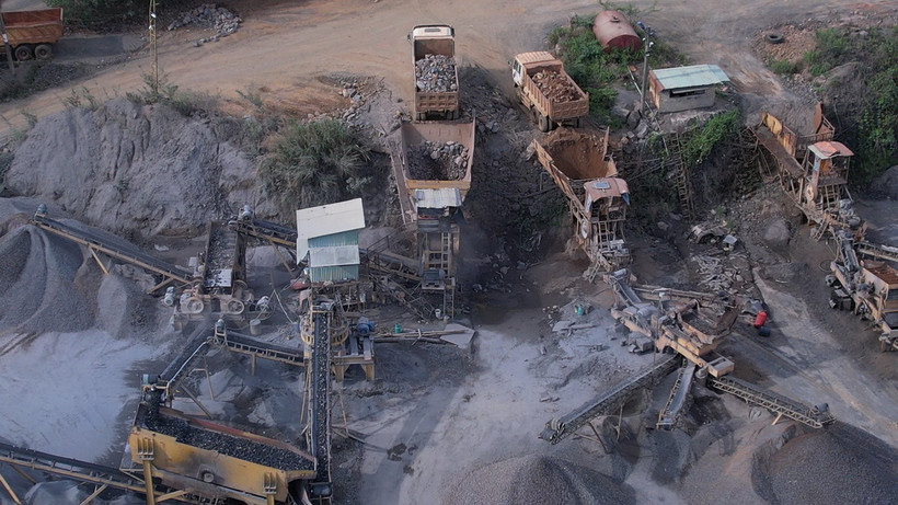 Hiện trường một vụ khai thác đá không phép. (Ảnh minh họa: TTXVN phát)