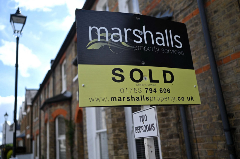 Biển bán nhà tại Windsor, phía tây London, Anh. (Ảnh: AFP/TTXVN)