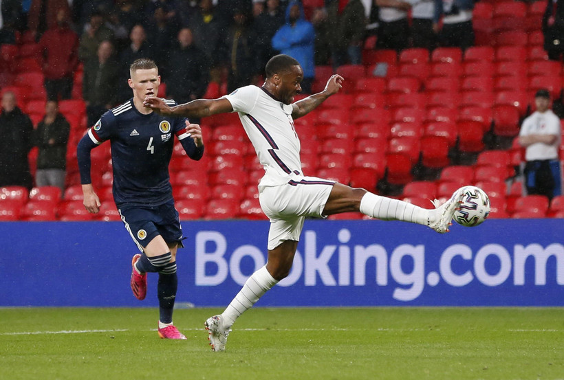 Tuyển Anh (áo trắng) bị chỉ trích sau trận hòa Scotland. (Ảnh: AFP/TTXVN)