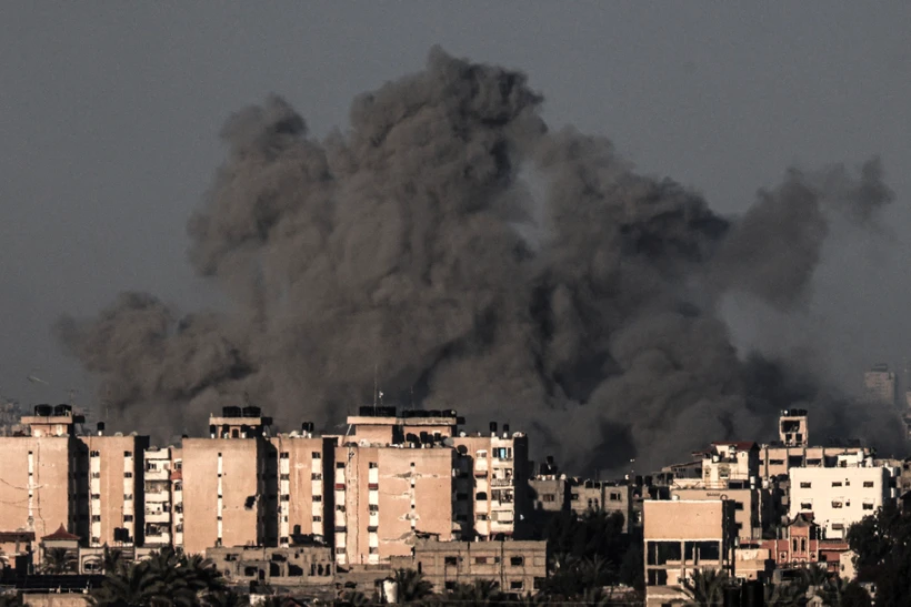 Khói bốc lên sau vụ không kích của Israel xuống thành phố Khan Yunis, Dải Gaza ngày 15/1/2024. (Ảnh: AFP/TTXVN)