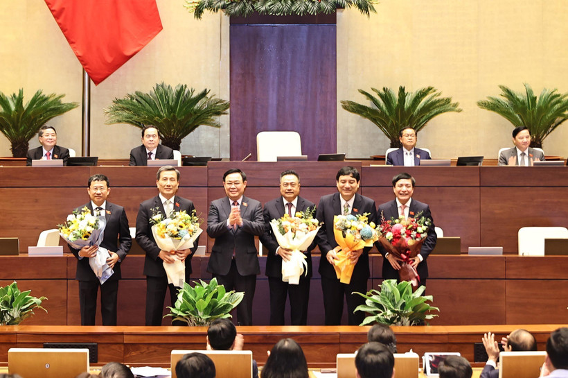 Chủ tịch Quốc hội Vương Đình Huệ tặng hoa chúc mừng Chủ nhiệm một số Ủy ban của Quốc hội, Tổng Thư ký Quốc hội và Tổng kiểm toán Nhà nước. (Ảnh: TTXVN)