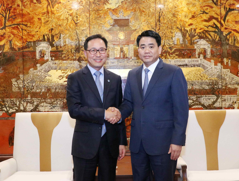 Chủ tịch Ủy ban nhân dân Thành phố Hà Nội Nguyễn Đức Chung tiếp ông Choi Joo Ho, Tổng giám đốc Tổ hợp Samsung Việt Nam. (Ảnh: Văn Điệp/TTXVN) 
