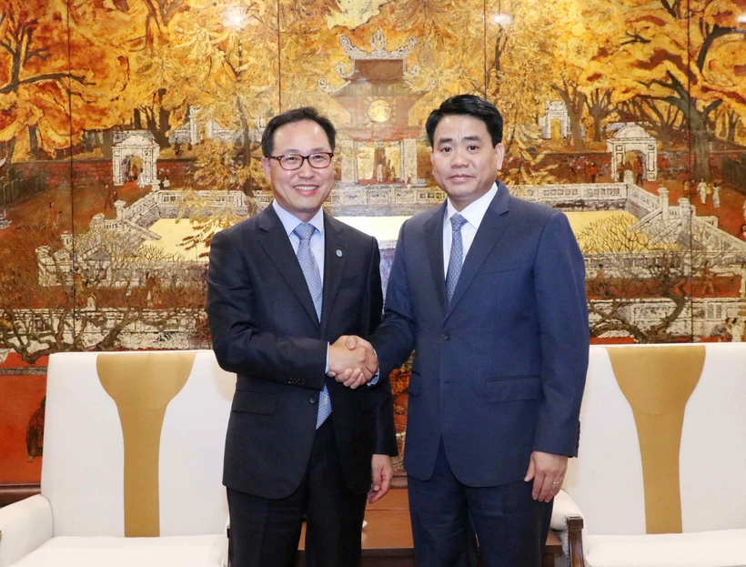 Chủ tịch Ủy ban nhân dân Thành phố Hà Nội Nguyễn Đức Chung tiếp ông Choi Joo Ho, Tổng giám đốc Tổ hợp Samsung Việt Nam. (Ảnh: Văn Điệp/TTXVN) 