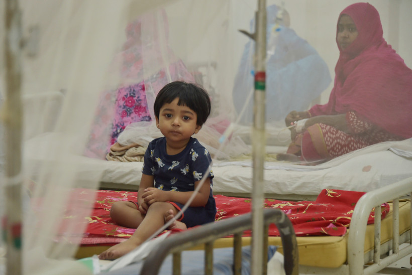 Điều trị cho bệnh nhân mắc sốt xuất huyết tại bệnh viện ở Dhaka, Bangladesh, ngày 20/11/2023. (Ảnh: THX/TTXVN)