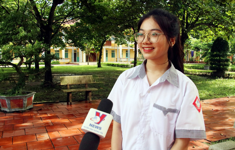 Em Phạm Quỳnh Anh trả lời phỏng vấn của TTXVN. (Ảnh: Nguyễn Lành/TTXVN)