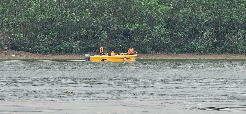 Lực lượng cứu hộ rà soát tại khu vực sông Chanh gần nơi các ngư dân gặp nạn. (Ảnh: TTXVN phát)