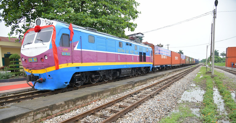 Đoàn tàu gồm 12 container chở lưu huỳnh, nhôm và sữa, đóng tại các nhà máy trên địa bàn các tỉnh Hải Dương, Hải Phòng, Hưng Yên. (Ảnh: Việt Hùng/Vietnam+)