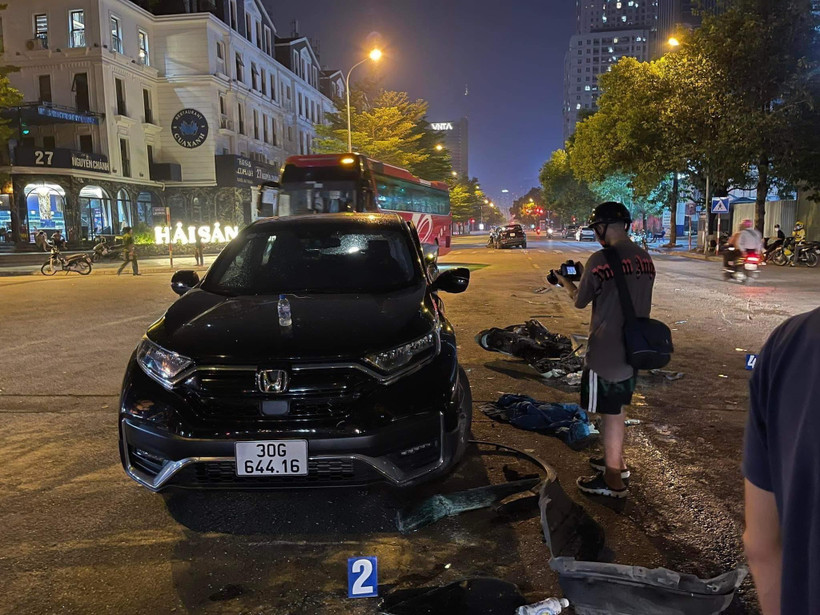 Ôtô gây tai nạn liên hoàn rồi bỏ chạy trên phố Nguyễn Chánh. (Ảnh: Phạm Kiên/TTXVN)