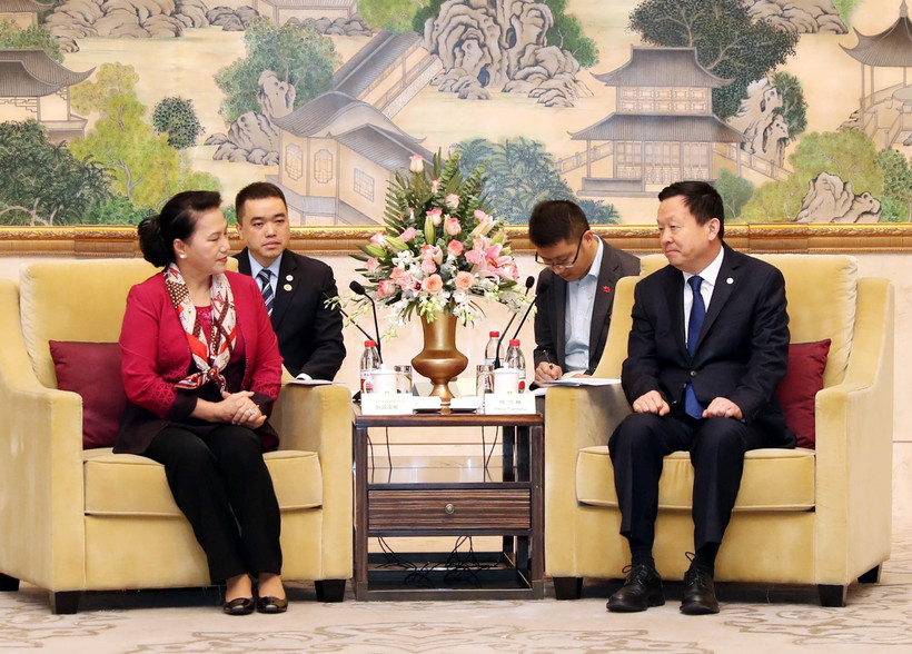 Chủ tịch Quốc hội Nguyễn Thị Kim Ngân tiếp Bí thư Thành ủy Tô Châu, Châu Nãi Tường. (Ảnh: Trọng Đức/TTXVN)