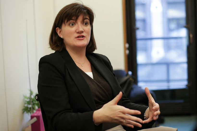 Nghị sỹ Anh Nicky Morgan phát biểu với báo giới tại thủ đô London. (Ảnh: AFP/ TTXVN)