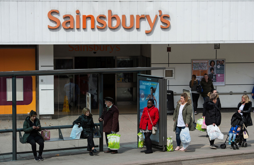 Người dân mua sắm tại siêu thị Sainsbury ở Stockport, Anh. (Ảnh: AFP/TTXVN)