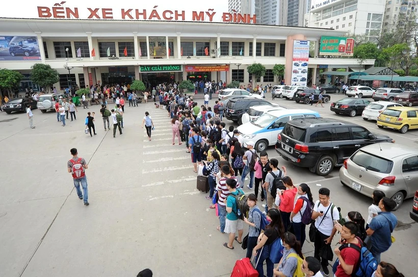 Hà Nội đã lên các phương án để ngăn chặn việc đầu cơ, tăng giá xe khách trái phép dịp 30/4 và 1/5. (Ảnh: Minh Sơn/Vietnam+)