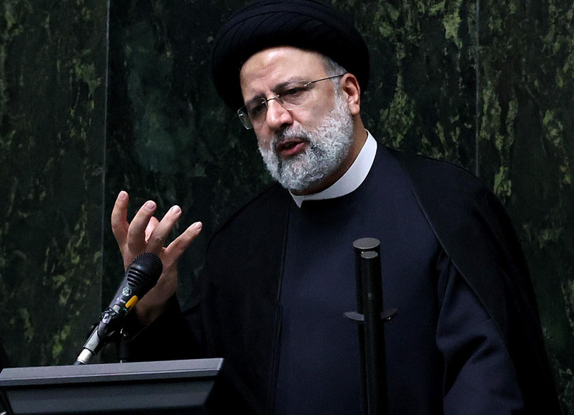 Tổng thống Ebrahim Raisi phát biểu tại phiên họp Quốc hội Iran ở Tehran, ngày 25/8/2021. (Ảnh: AFP/TTXVN)