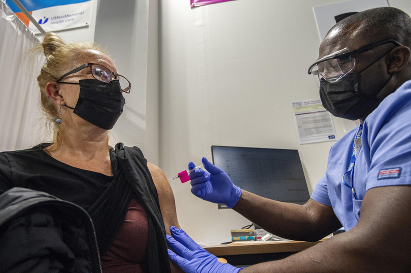 Tiêm chủng vaccine ngừa COVID-19 tại Worcester, Massachusetts, Mỹ, ngày 22/4/2021. (Ảnh: AFP/TTXVN)