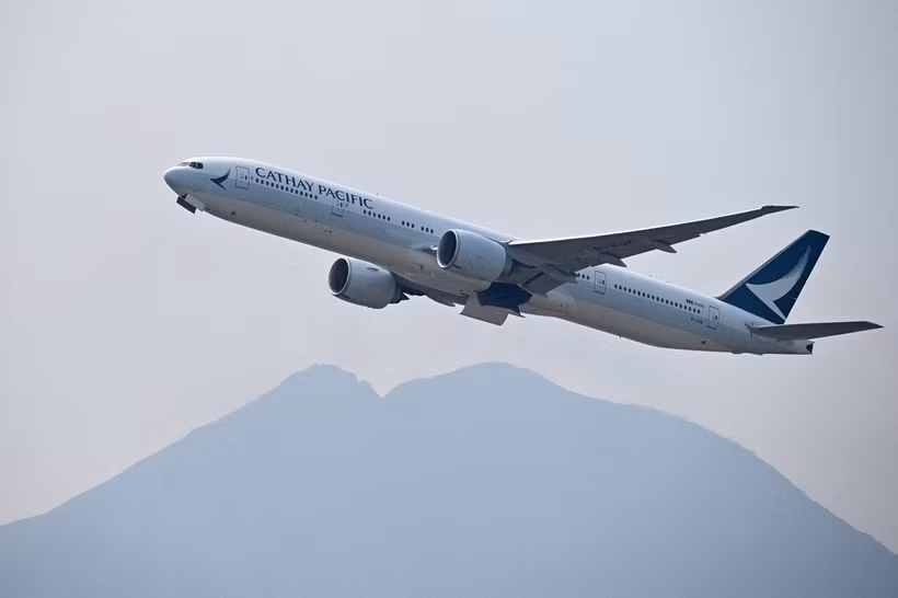 Máy bay của Hãng hàng không Cathay Pacific cất cánh từ sân bay quốc tế Hong Kong, Trung Quốc. (Ảnh: AFP/TTXVN)