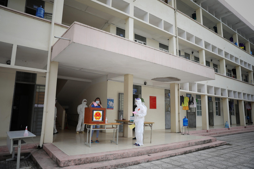 Bầu cử trong khu cách ly tập trung gần 500 người tại Trường Đại học Nông lâm, Bắc Giang. (Ảnh: Danh Lam/TTXVN)