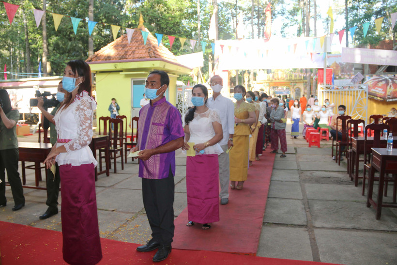 Bà con Khmer đi bỏ phiếu tại Khu vực khóm 1, phường 9, thành phố Trà Vinh. (Ảnh: Phúc Sơn/TTXVN)