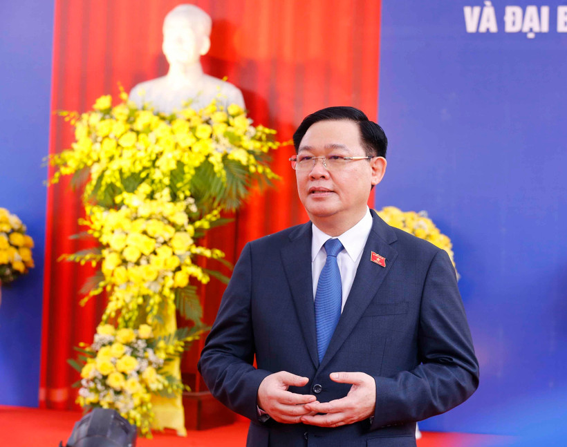 Chủ tịch Quốc hội Vương Đình Huệ trả lời phỏng vấn báo chí. (Ảnh: Doãn Tấn/TTXVN)