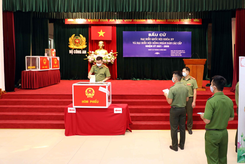 Cán bộ, chiến sỹ cơ quan Bộ Công an thực hiện quyền và nghĩa vụ công dân bầu cử tại khu vực bỏ phiếu số 7, phường Trần Hưng Đạo, Hoàn Kiếm, Hà Nội. (Ảnh: Phạm Kiên/TTXVN)