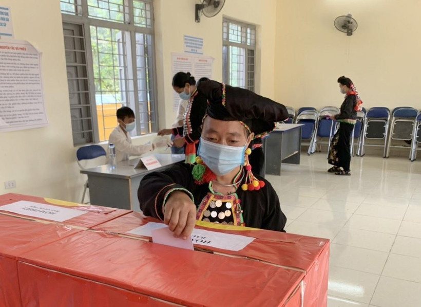 Cử tri dân tộc Si-La tại Điện Biên bỏ phiếu bầu cử. (Ảnh: Xuân Tiến/TTXVN)
