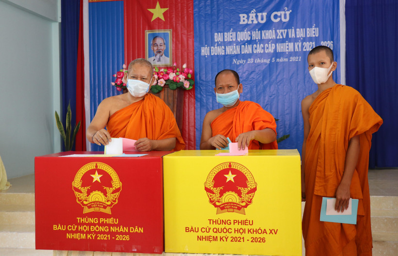 Cử tri là sư sãi và đồng bào Khmer Bạc Liêu bỏ phiếu bầu cử. (Ảnh: Nhật Bình /TTXVN)