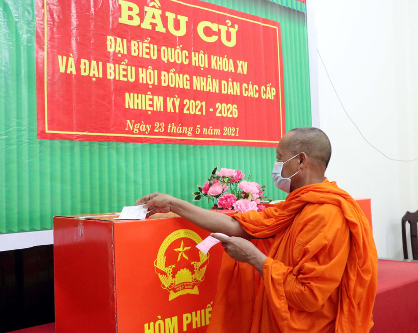 Sư sãi bỏ phiếu tại Phường 6, thành phố Sóc Trăng. (Ảnh: Trung Hiếu/TTXVN)