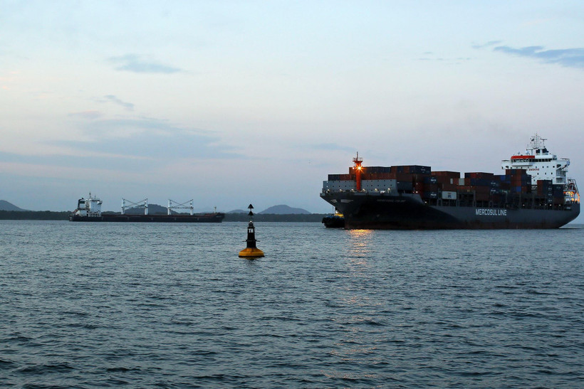 Tàu hàng Bavand (trái) của Iran neo tại cảng Paranagua, Brazil, ngày 19/7. (Ảnh: AFP/TTXVN)